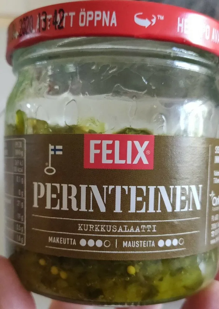 Perinteinen kurkkusalaatti