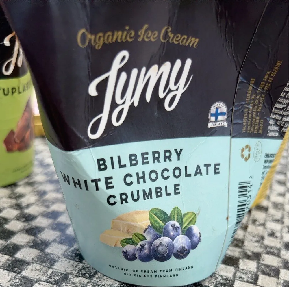 Bilberry white chocolate crumble