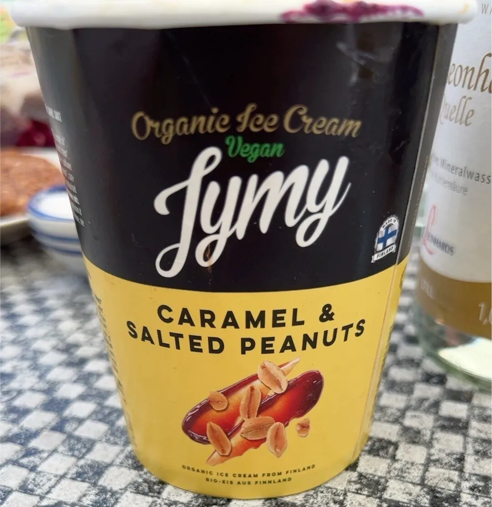 Ice cream caramel and salted peanuts
