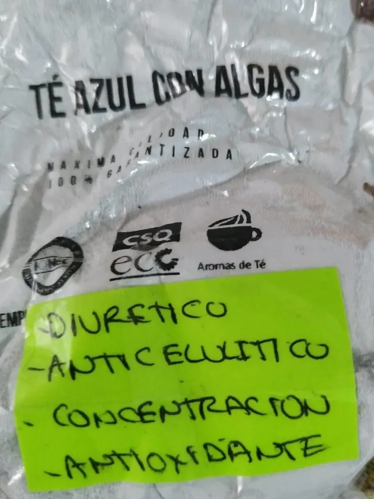 Té azul con algas