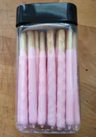 Palitos de galletas cubiertas de chocolate con sabor a fresa