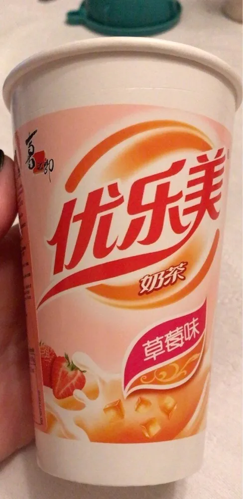 Boisson au thé avec gelée de coco arôme fraise