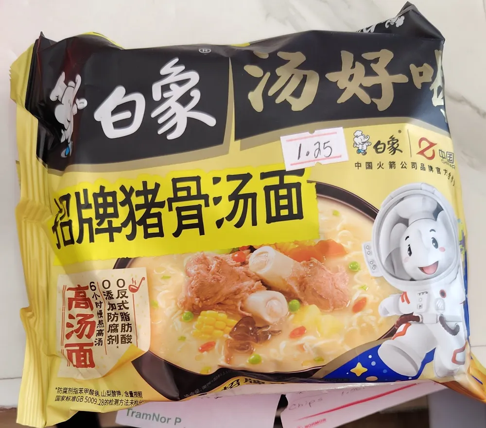 Artificial pork bone soup flavor instant noodle