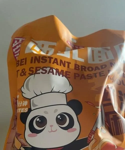 Instant broad noodle hot & sesame