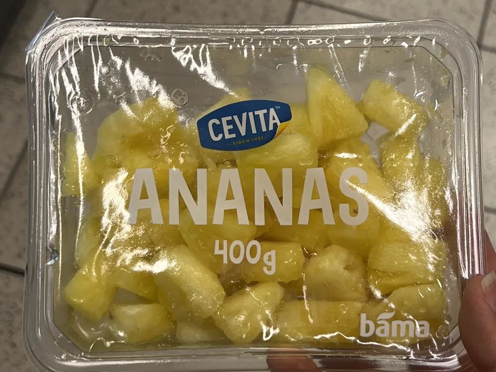 Fersk ananas i biter