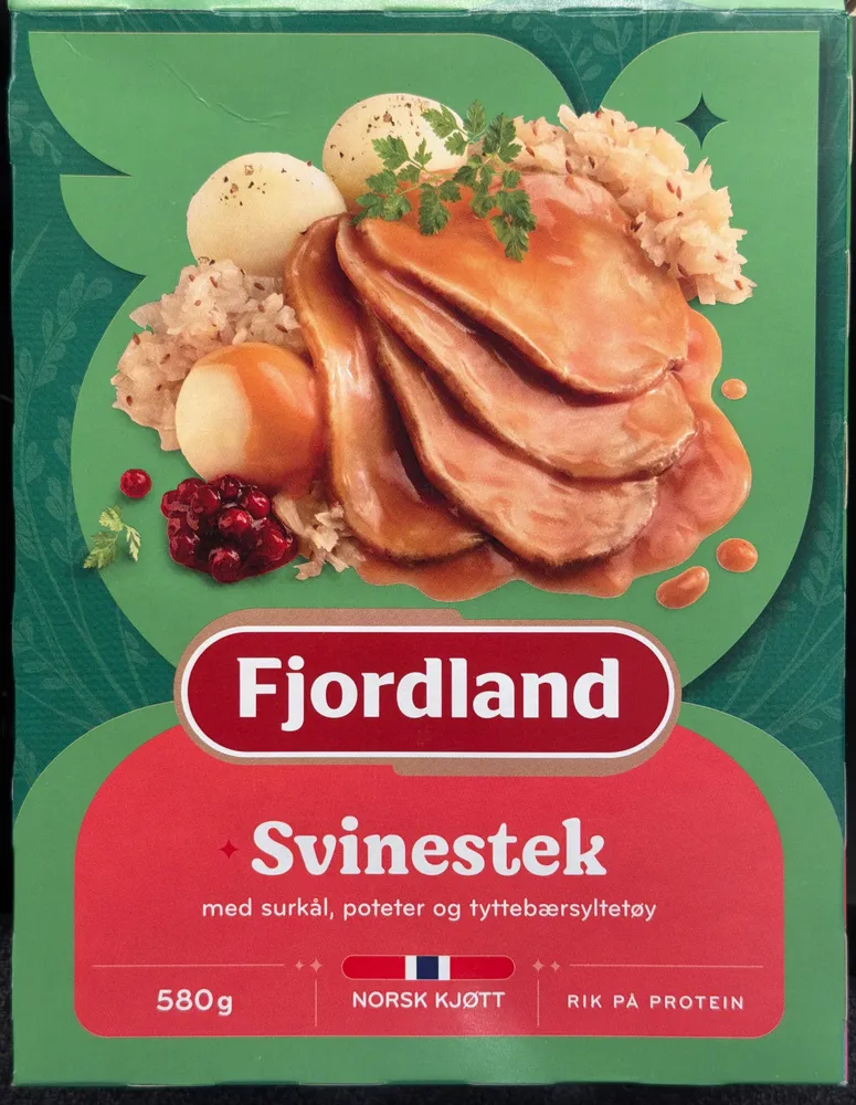 Svinestek med surkål, poteter og tyttebærsyltetøy