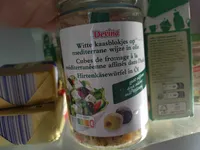 Witte kaasblokjes op mediterrane wijze in olie met olijven