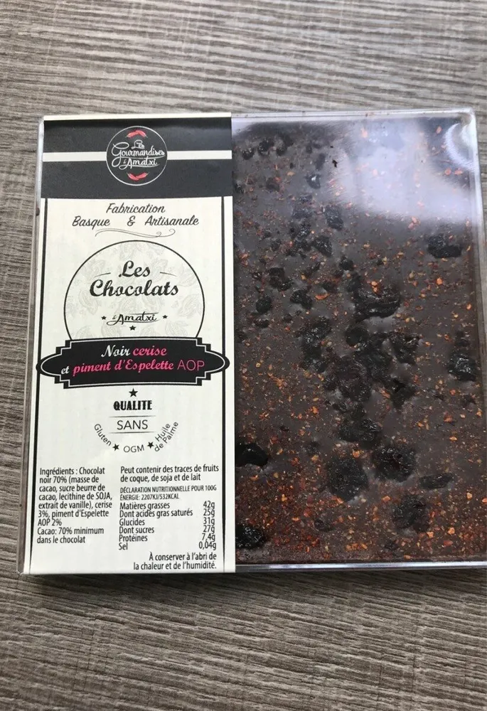 Noir cerise et piments d'Espelette AOP
