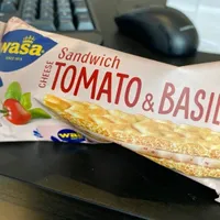 Sandwich chees tomato and basilic