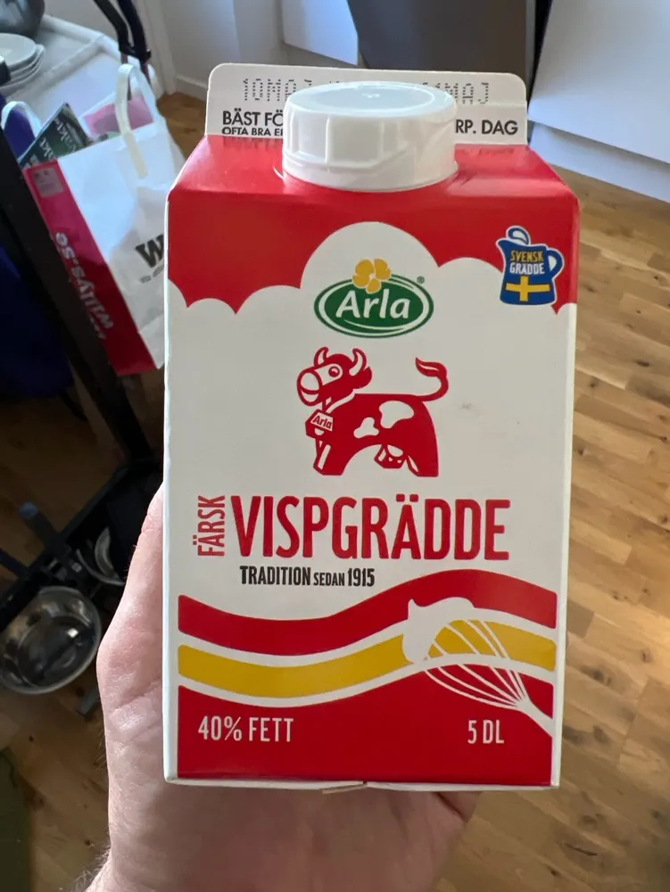 Färsk sommarvispgrädde