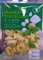 Färska tortelloni fyllda med basilika och skinka