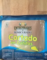Queso semicurado cortado en cuñitas