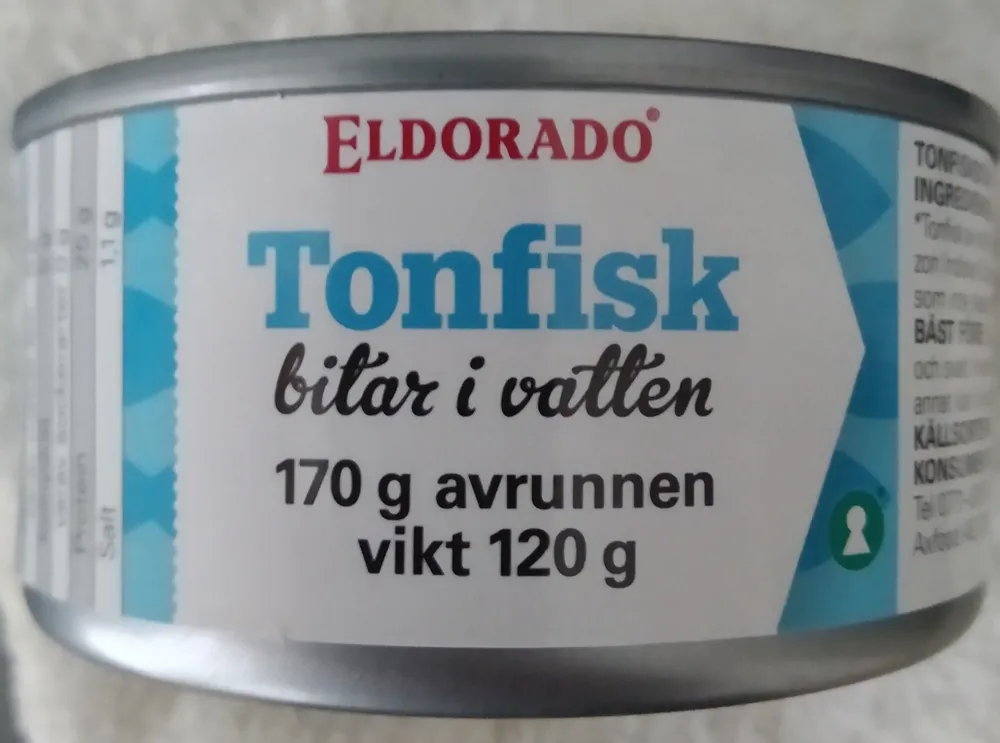 Tonfisk bitar i vatten
