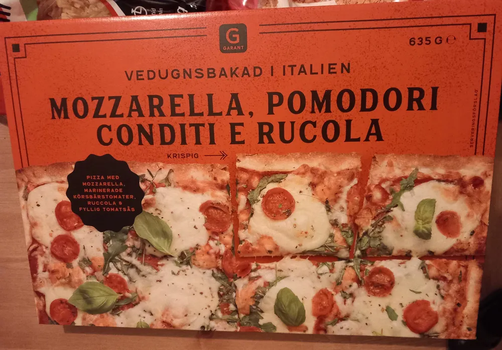 Mozzarella, pomidori conditi e rucola