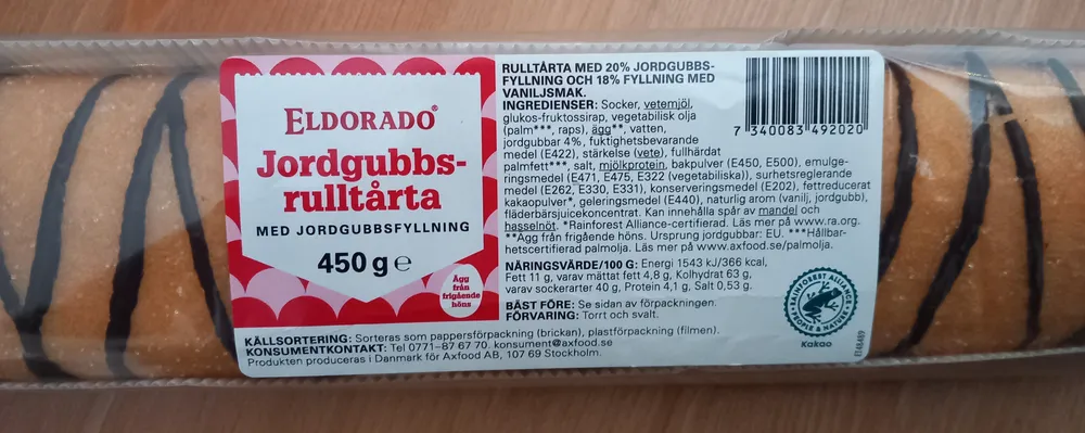 Jordgubbsrulltårta med jordgubbsfykkning