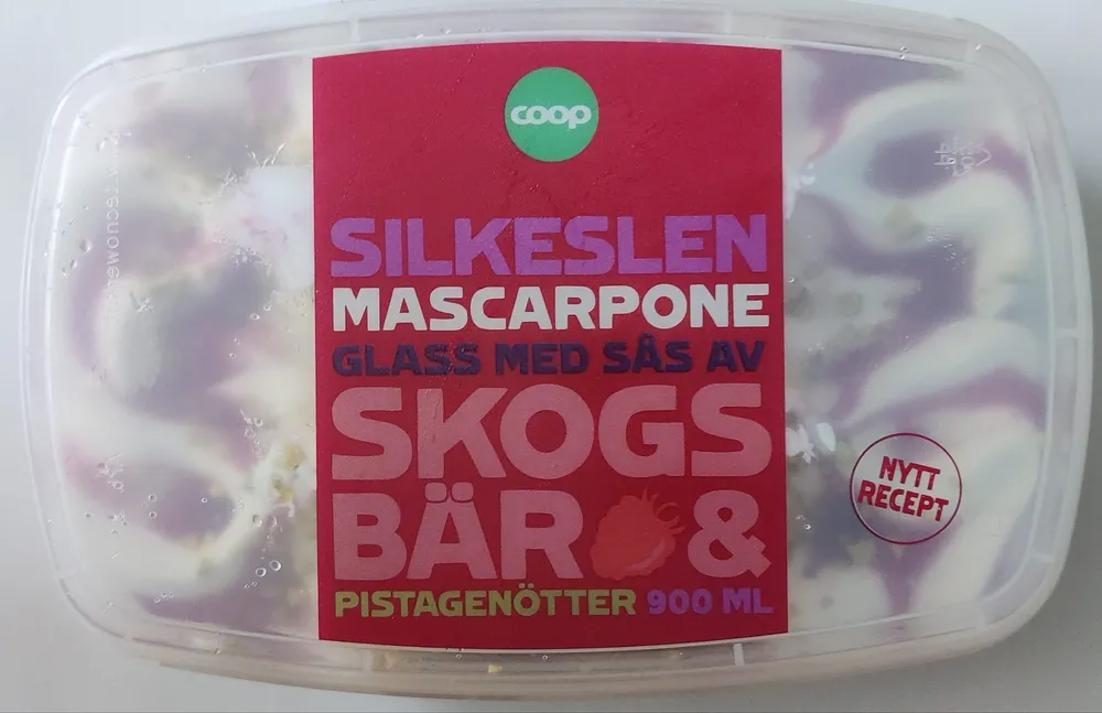 Silkeslen Mascarpone Glass Med Sås Av Skogsbär & Pistagenötter