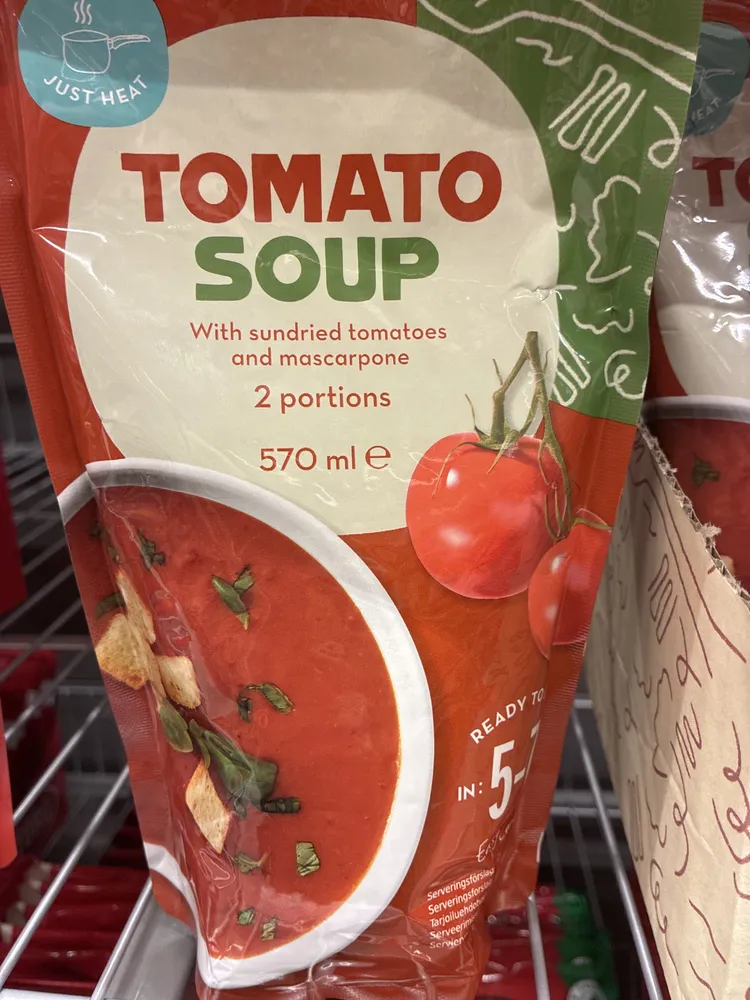 Kremet tomatsuppe med tomatbiter soltørkedetomater og mascarponeost