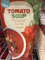 Kremet tomatsuppe med tomatbiter soltørkedetomater og mascarponeost