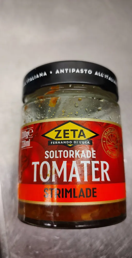 Soltorkade tomater strimlade