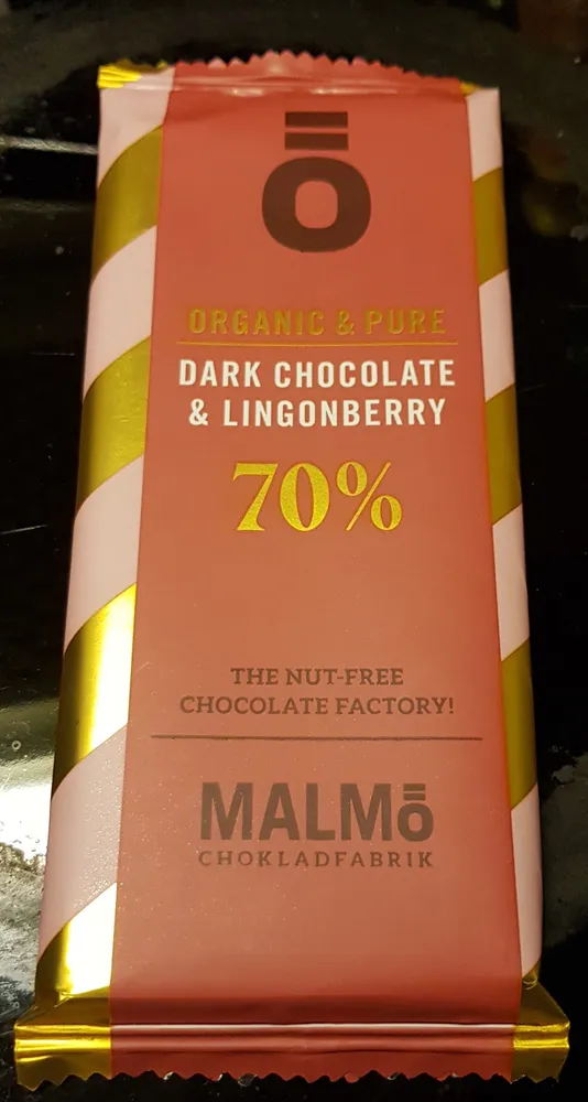 Organic & Pure Dark chocolate and lingonberry