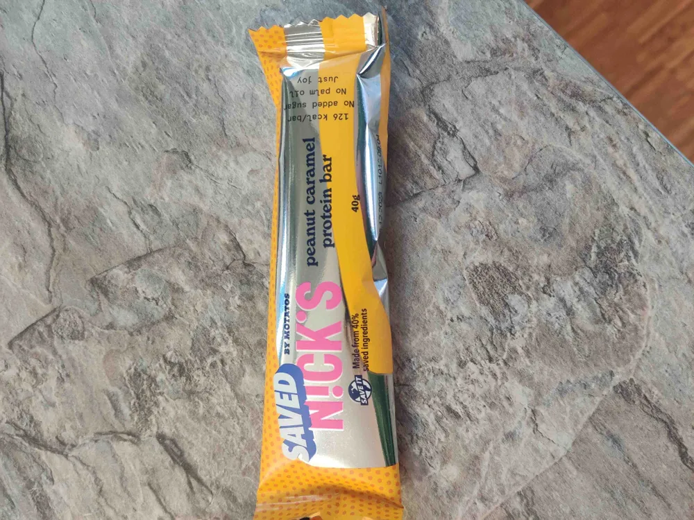Peanut caramel protein bar