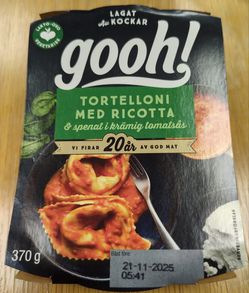 Tortelloni med ricotta & spenat i krämig tomatsås