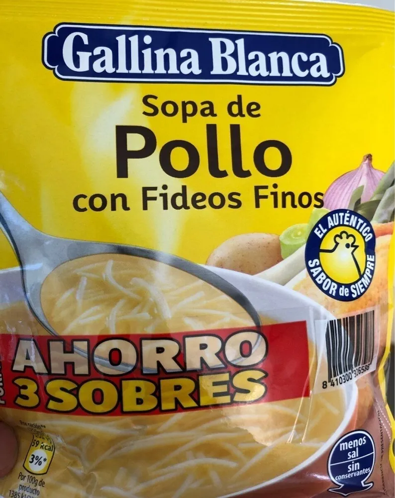 Sopa de pollo con fideos finos