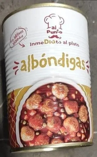 Albóndigas en salsa de guisantes y zanahorias