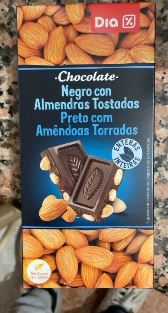 Chocolate negro con almendras tostadas