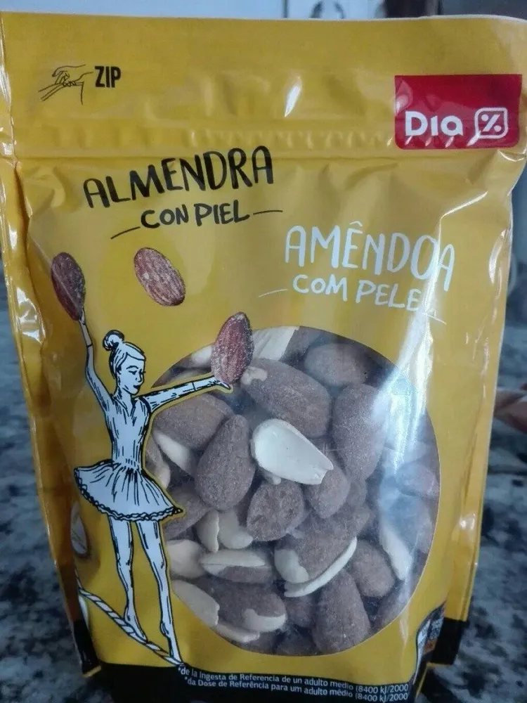 Almendra con piel