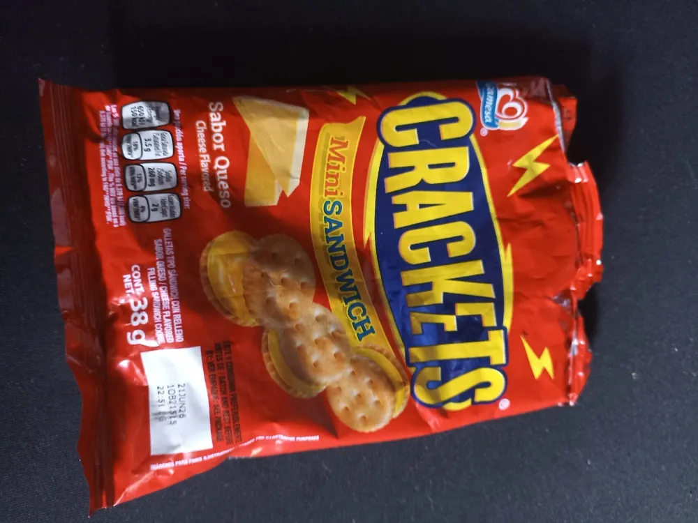 Crackets sandwich queso