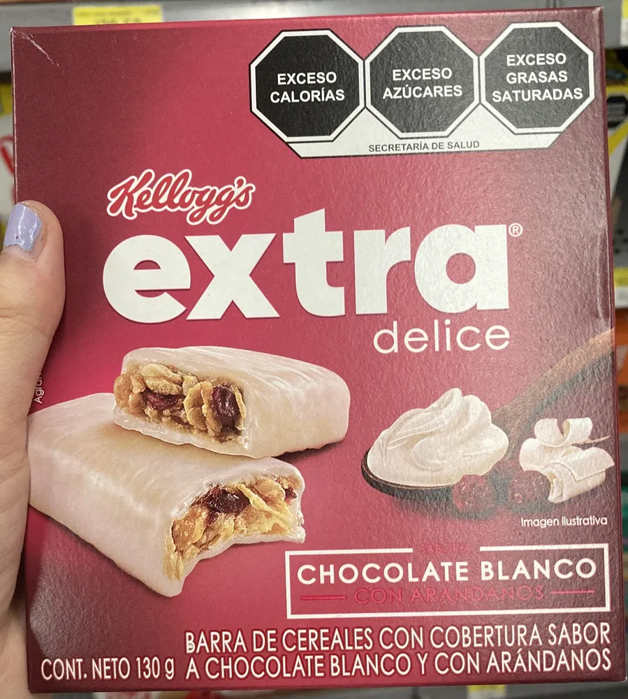 Barra de cereales con cobertura sabor a chocolate blanco y con arándanos