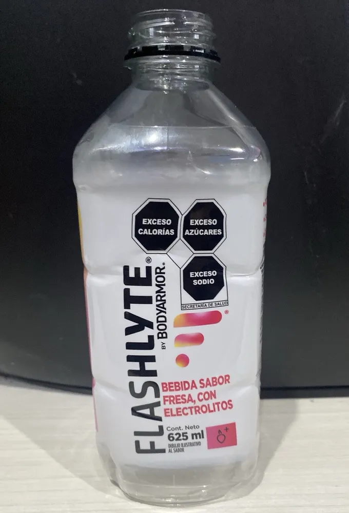 Bebida sabor fresa con electrolitos