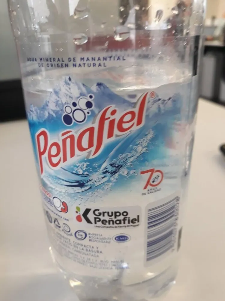 Agua mineral de manantial de origen natural