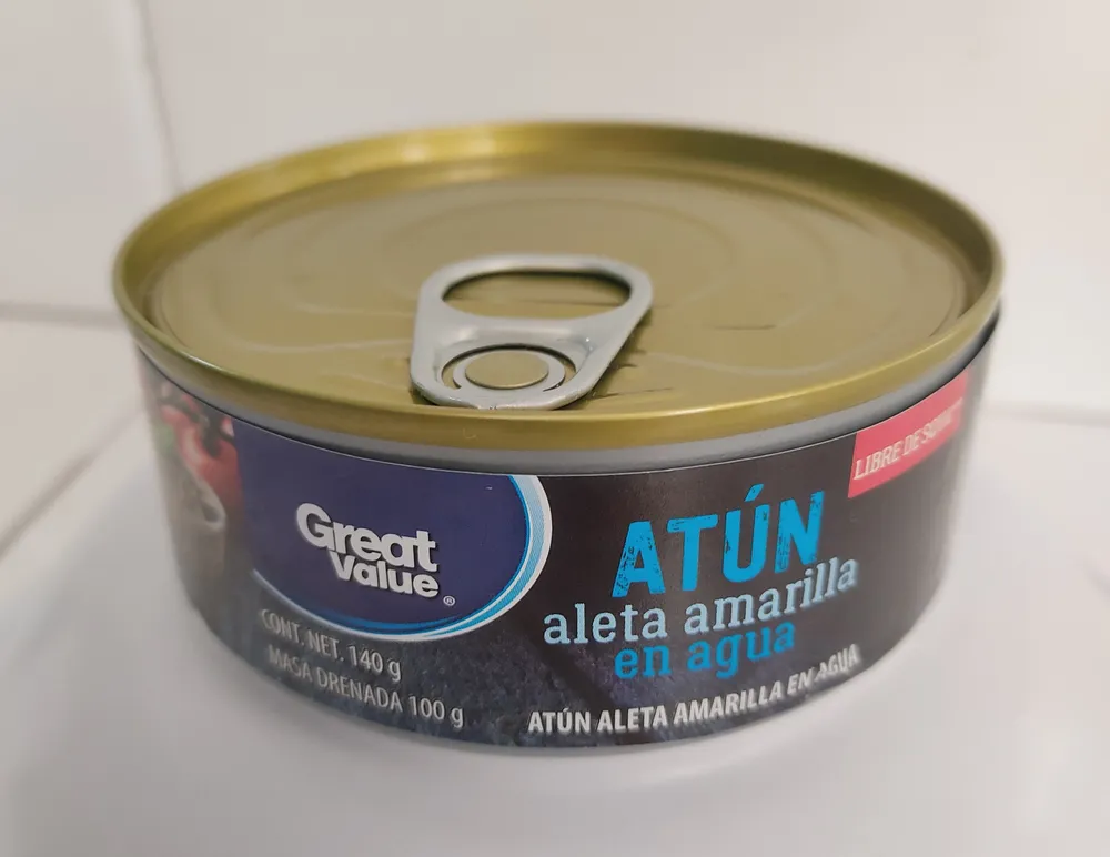 Atún aleta amarilla en agua