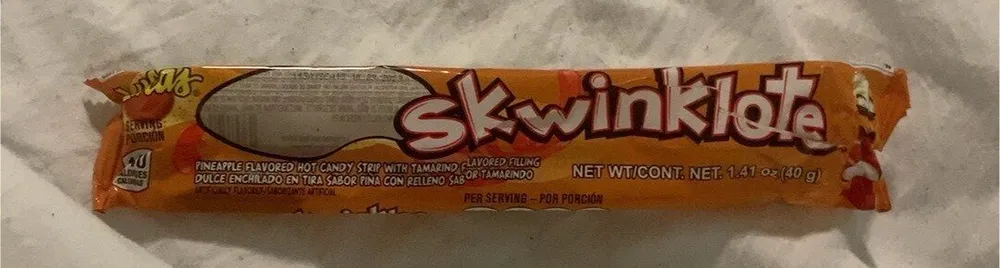 Dulce enchilado Skwinklote en tira sabor piña con relleno sabor tamarindo