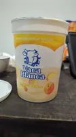 Vaca blanca yogurt con fruta de durazno