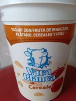 yogurt con fruta de manzana, plátano, cereales y nuez
