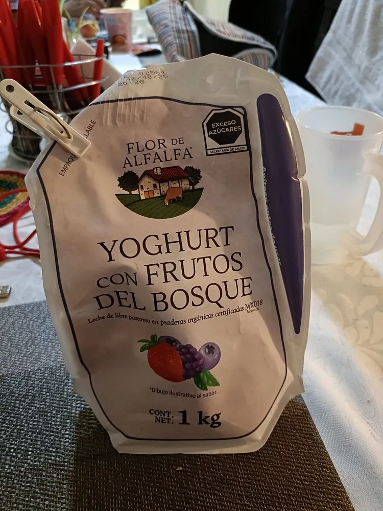 Yoghurt frutos rojos flor de alfalfa