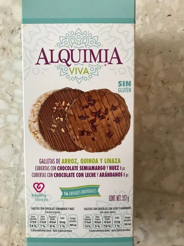 Galletas de arroz, quinoa y linaza cubiertas con chocolate semiamargo y nuez