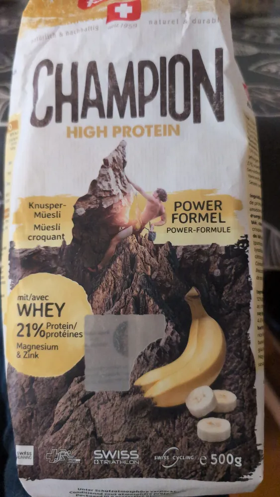 Wholemeal crunchy muesli with proteins and minerals for athletes