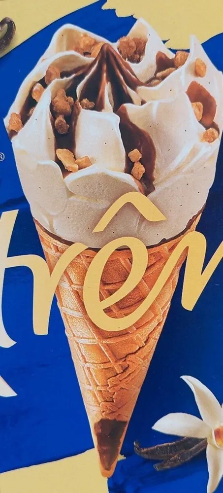 Rahmglace Vanille extrême mit Waffel