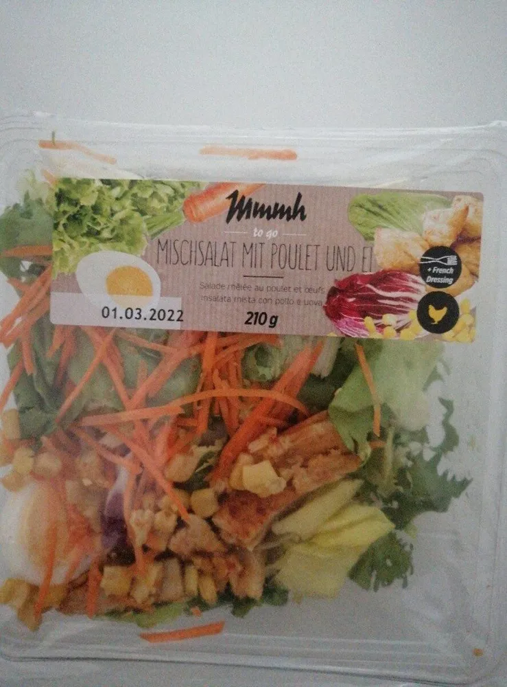 Mischsalat mit poulet und ei
