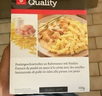 Émincé de poulet en sauce à la crème avec des nouilles