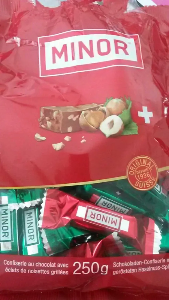 Confiserie au chocolat avec éclats de noisettes grillées