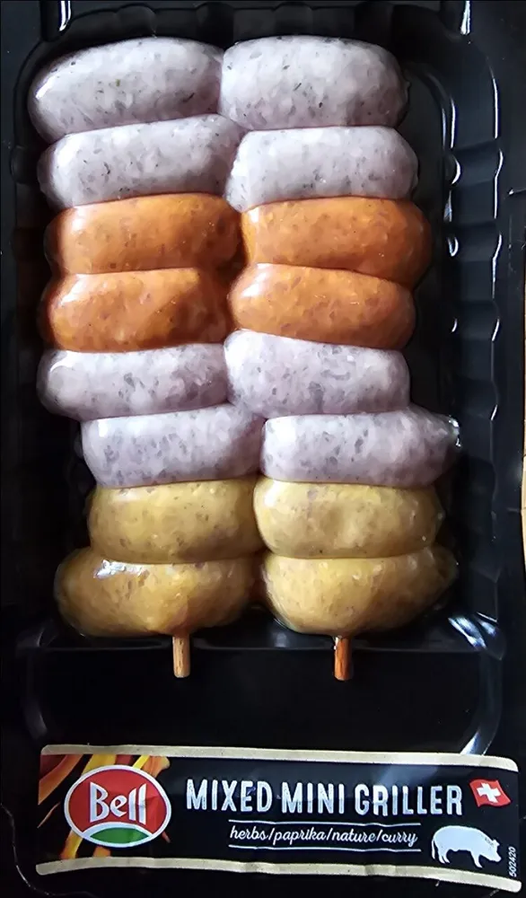 Barbecue mixed grill brochettes de saucisses de porc crues