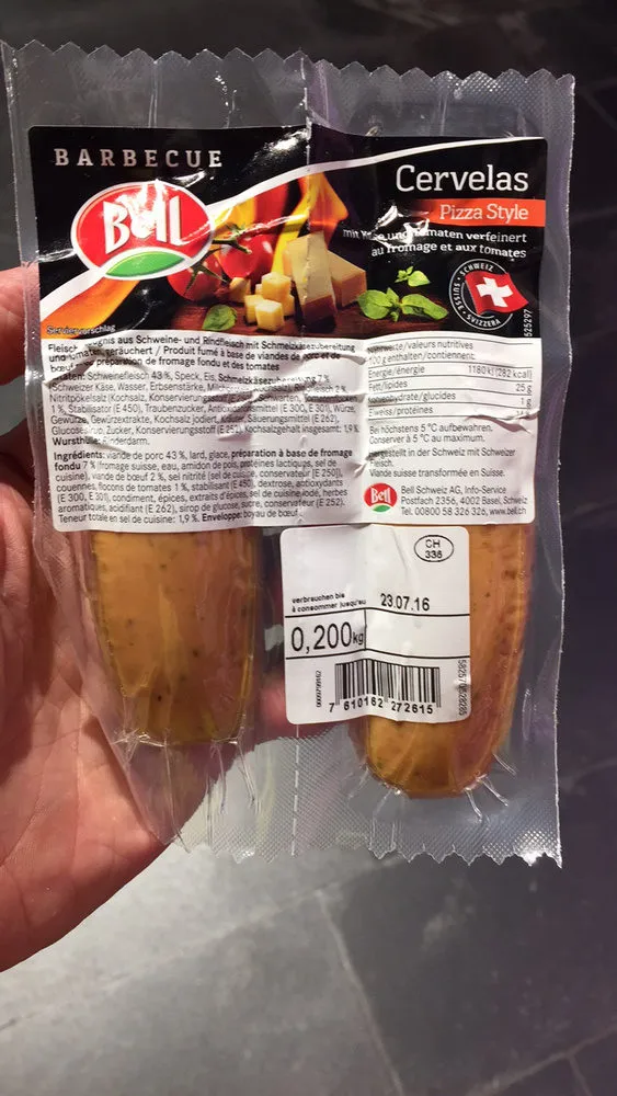Cervelas mit Käse und Tomaten verfeinert