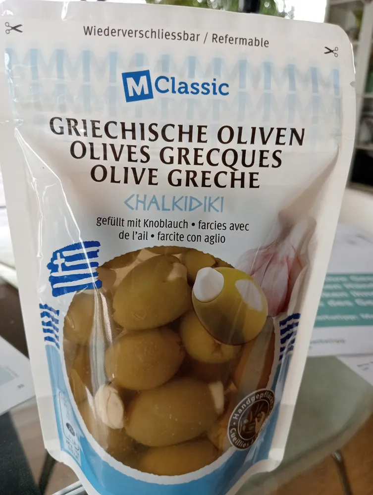 Griechische Oliven gefüllt mit Knoblauch