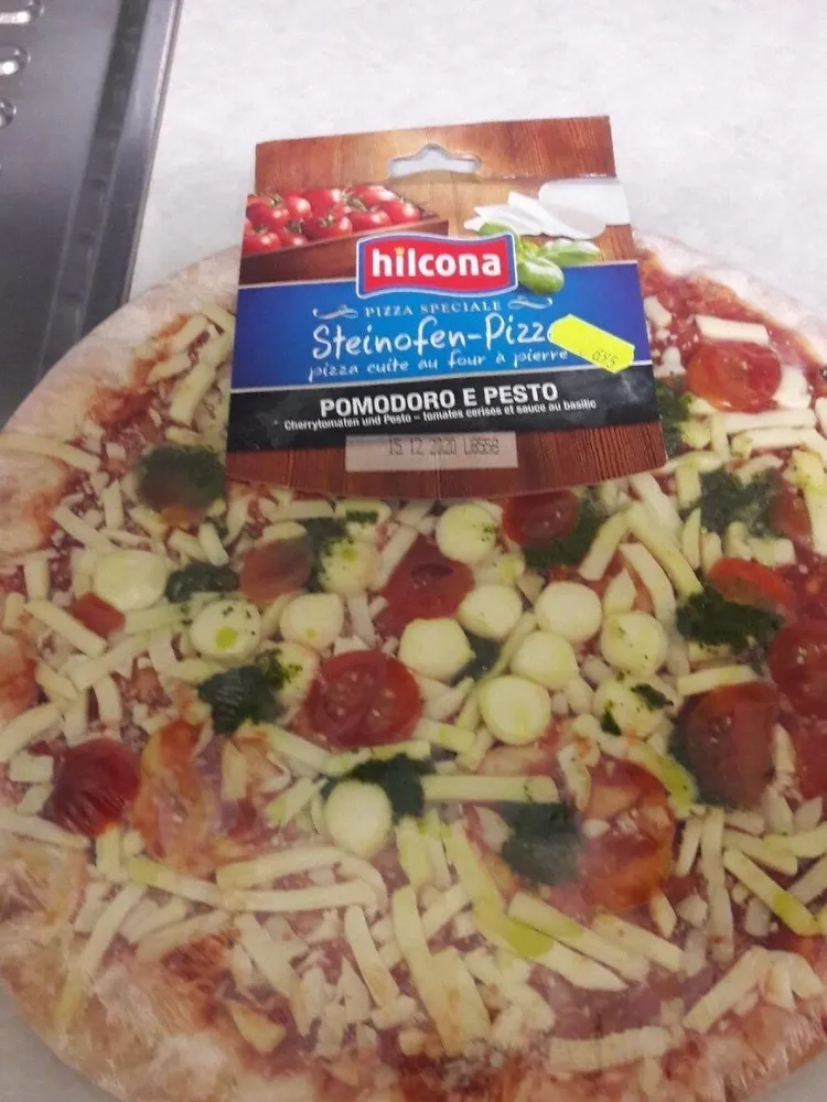 Pizza pomodoro e pesto