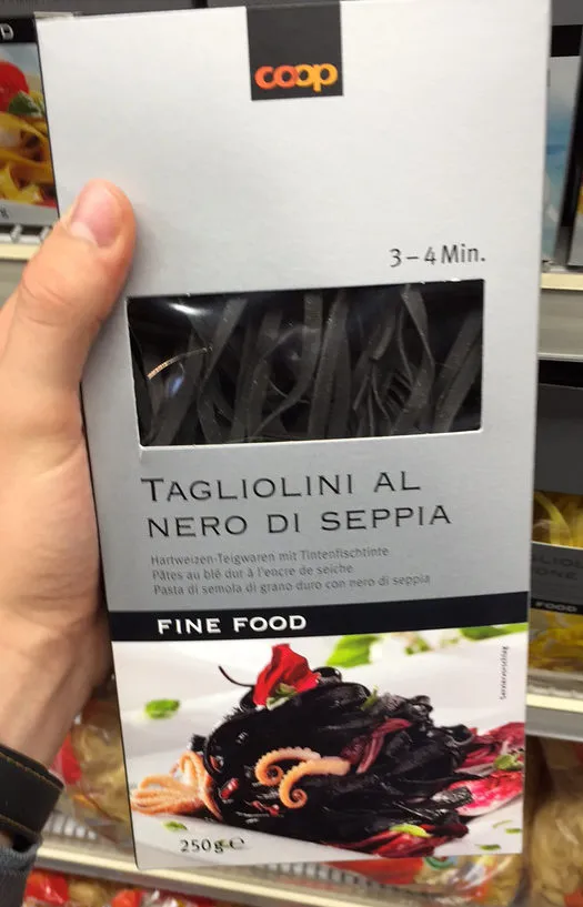 Pâtes au blé dur et à l'encre de seiche